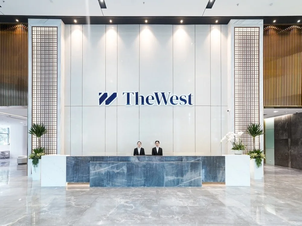 Lễ tân tại sảnh The West luôn túc trực, sẵn sàng hỗ trợ khách hàng 