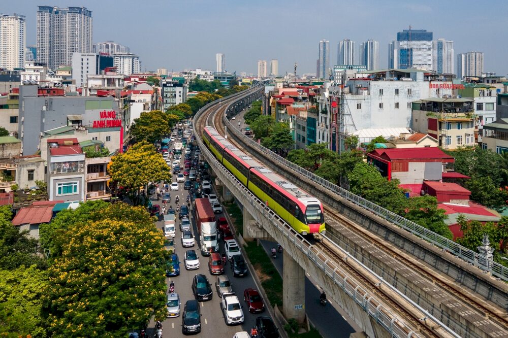 Việc sử dụng metro giúp giảm tắc nghẽn giao thông và ô nhiễm môi trường (Hình ảnh: Internet)