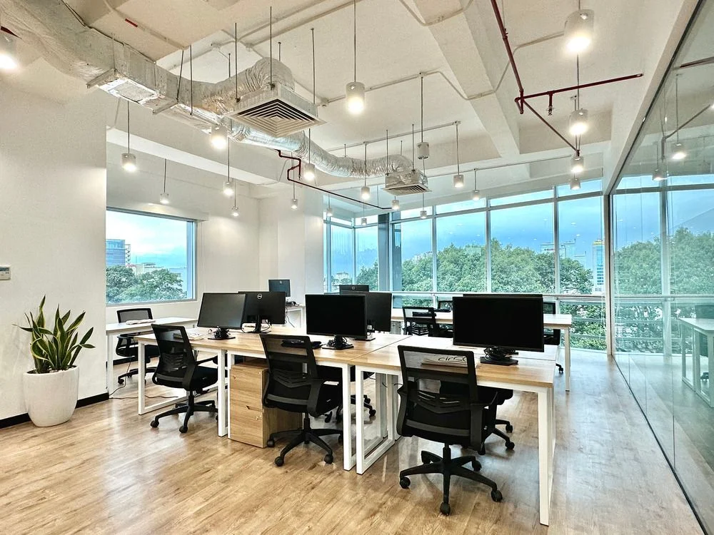 Bạn nên chọn những tòa nhà nằm trên mặt đường lớn, dễ tìm và có giá trị thương mại cao