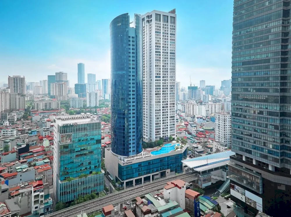 Tòa nhà The West nằm ngay mặt đường Cầu Giấy, sát ga Chùa Hà, tạo lợi thế lớn cho việc di chuyển